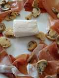 Prosciutto, caprino e funghi salad
