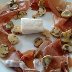 Prosciutto, caprino e funghi salad A picture of Prosciutto, caprino e funghi salad.