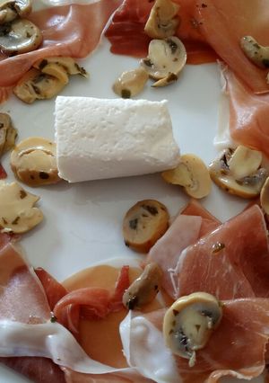 A picture of Prosciutto, caprino e funghi salad.