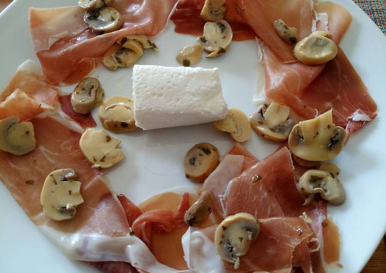 Steps to Prepare Quick Prosciutto, caprino e funghi salad