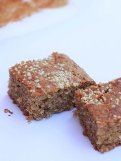 Una foto de Bizcocho de copos de avena integral y almendra