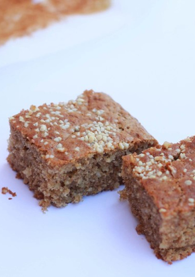 Una foto de Bizcocho de copos de avena integral y almendra