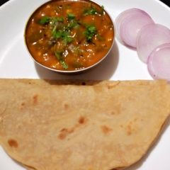 A picture of Roti and capsicum sabzi.