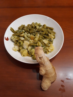 Una foto de Judías y patatas al vapor con jengibre, ajo y perejil
