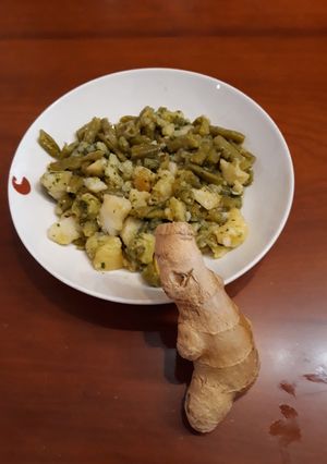 Una foto de Judías y patatas al vapor con jengibre, ajo y perejil