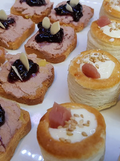 Una foto de Canapés variados 2 (Canapé de paté de pato con Mermelada / Volovanes de camembert con jamón)