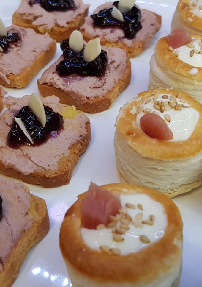 Una foto de Canapés variados 2 (Canapé de paté de pato con Mermelada / Volovanes de camembert con jamón)
