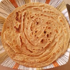 A picture of Khasta lachedar paratha.