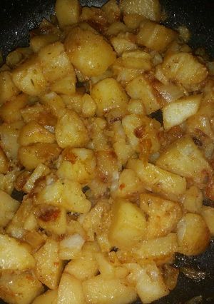 A picture of Fried potatoes with onions.
