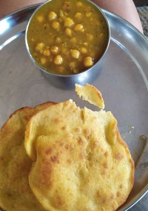 A picture of Chole bhature.