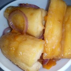 A picture of Cassava steamed in semi ripe pawpaw. #4weekschallenge.