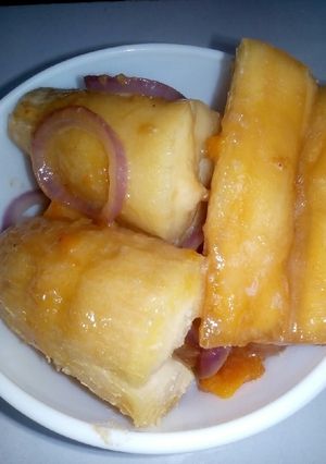 A picture of Cassava steamed in semi ripe pawpaw. #4weekschallenge.
