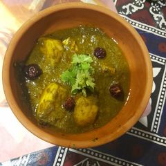 A picture of Chicken Aalo palak.