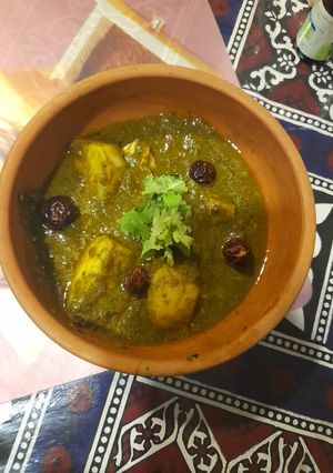 A picture of Chicken Aalo palak.