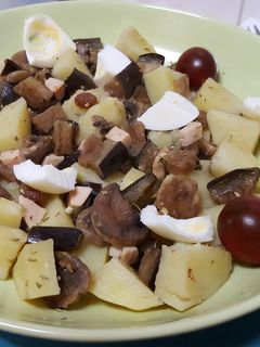 Una foto de Patata con berenjena, pavo y huevo duro