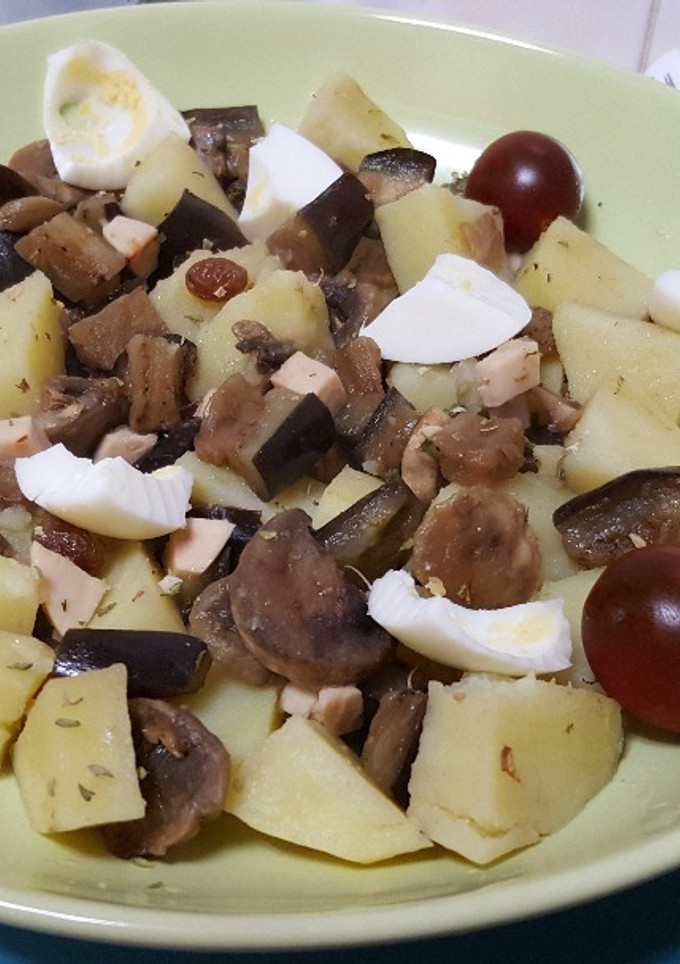 Una foto de Patata con berenjena, pavo y huevo duro