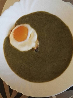 Sóskafőzelék tükörtojással recept fotója