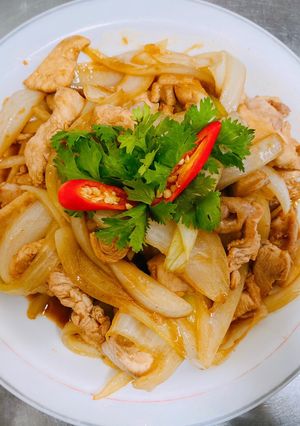 Foto resep Ayam tumis bawang bombay (chicken sauteed onions)