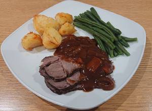 https://img-global.cpcdn.com/recipes/f63de455b1cf3456/300x220cq70/slow-cooker-roast-beef-with-red-wine-gravy-recipe-main-photo.jpg