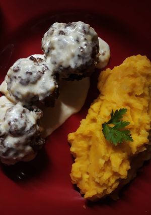 Una foto de Albóndigas con crema y puré mixto