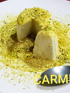 Una foto de Queso con polvo de pistachos y miel