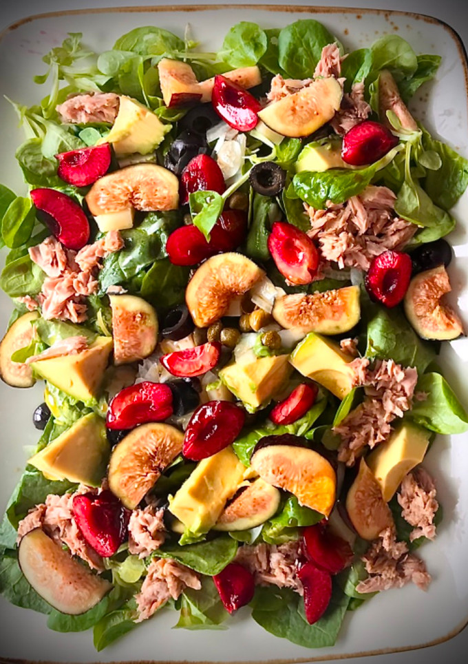 Una foto de Ensalada saludable con frutas de temporada, ideal para verano