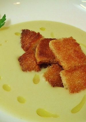 Una foto de Crema de habas y espárragos verdes