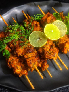 चमचमीत तंदुरी चिकन टिक्का (Tandoori chicken tikka recipe in marathi) रेसिपी चे मुख्य फोटो