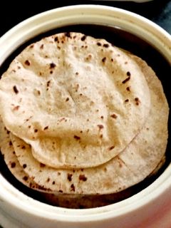तवा रोटी (Tawa Roti recipe in hindi) रेसिपी मुख्य फोटो