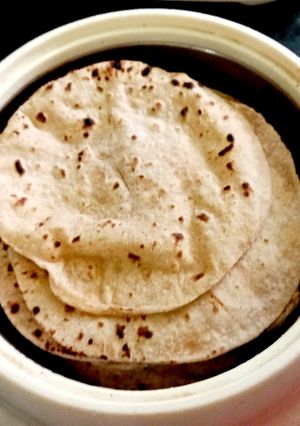 तवा रोटी (Tawa Roti recipe in hindi) रेसिपी मुख्य फोटो