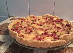 Una foto de Tarta de panceta y champiñones🥓🥮
