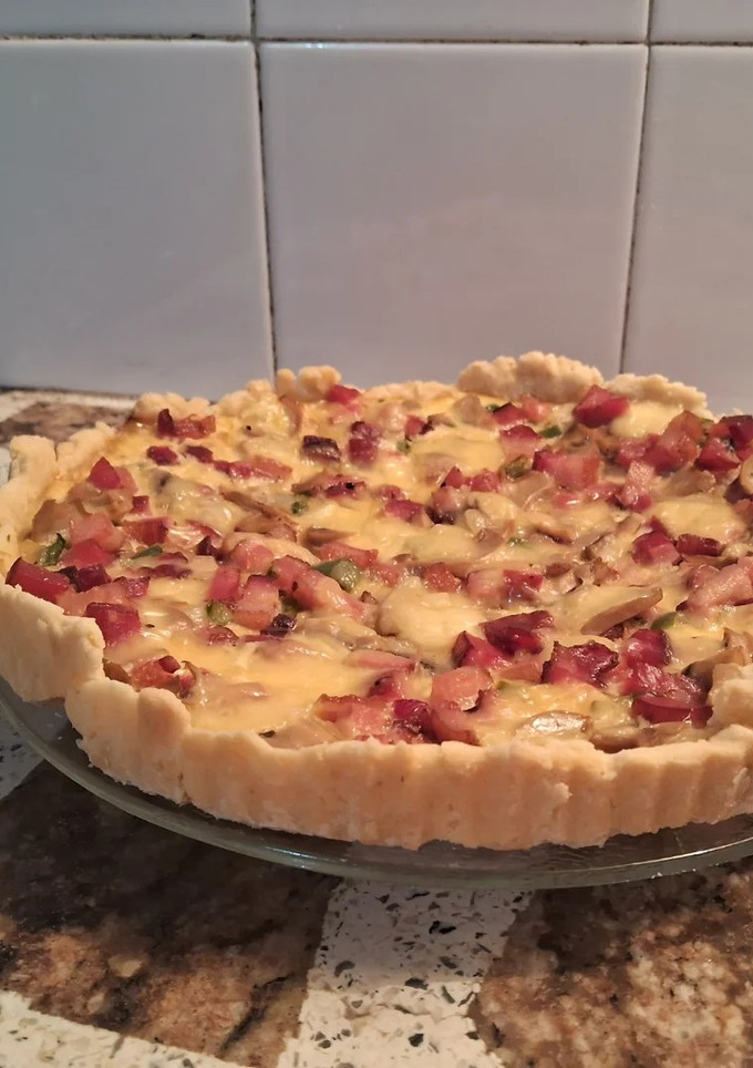 Una foto de Tarta de panceta y champiñones🥓🥮