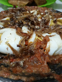 Foto resep Penyet Telur Rebus dan Teri Sambal Matang