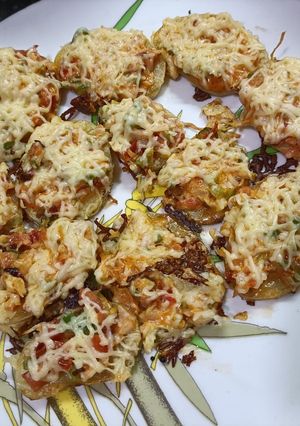 बटाटा पिझ्झा (Batata Pizza Recipe In Marathi) रेसिपी चे मुख्य फोटो 