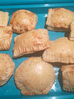 Una foto de Empanadas de manzana y plátano