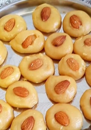 માવા ના પેંડા(mava na penda recipe in gujarati) રેસીપી મુખ્ય ફોટો