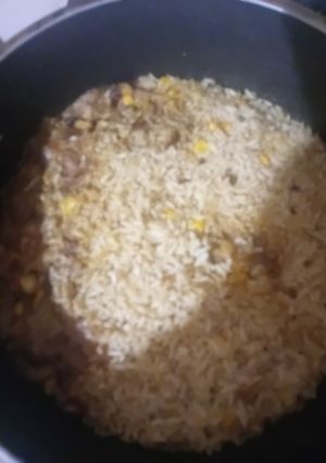 Una foto de Arroz blanco alamantequilla 🧈 con elote 🥰🥰