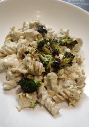 Brokkolis-mascarponés csirkemell, teljes kiőrlésű tésztával 🥦 recept fotója