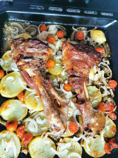 Una foto de Cordero al horno con guarnición 🐑