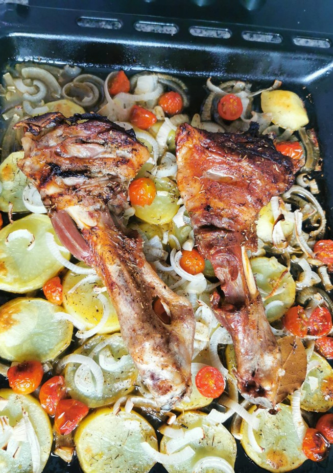 Una foto de Cordero al horno con guarnición 🐑