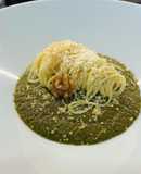 Spaghetti verde con crema de espinaca, queso parmesano y polvo de nuez