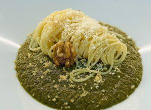 Foto principal de Spaghetti verde con crema de espinaca, queso parmesano y polvo de nuez