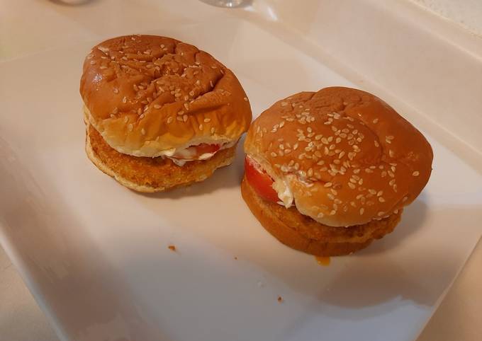 Recipe of Any-night-of-the-week Yummy Chicken Burgers🍔