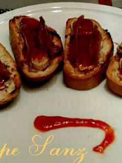 Una foto de Tostas de queso de cabra, mermelada de pimientos rojos, y anchoas