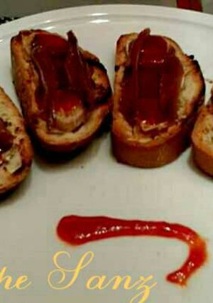 Foto principal de Tostas de queso de cabra, mermelada de pimientos rojos, y anchoas