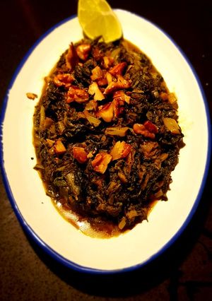 Una foto de Hindbeh: Guiso de acelgas y cebolla caramelizada