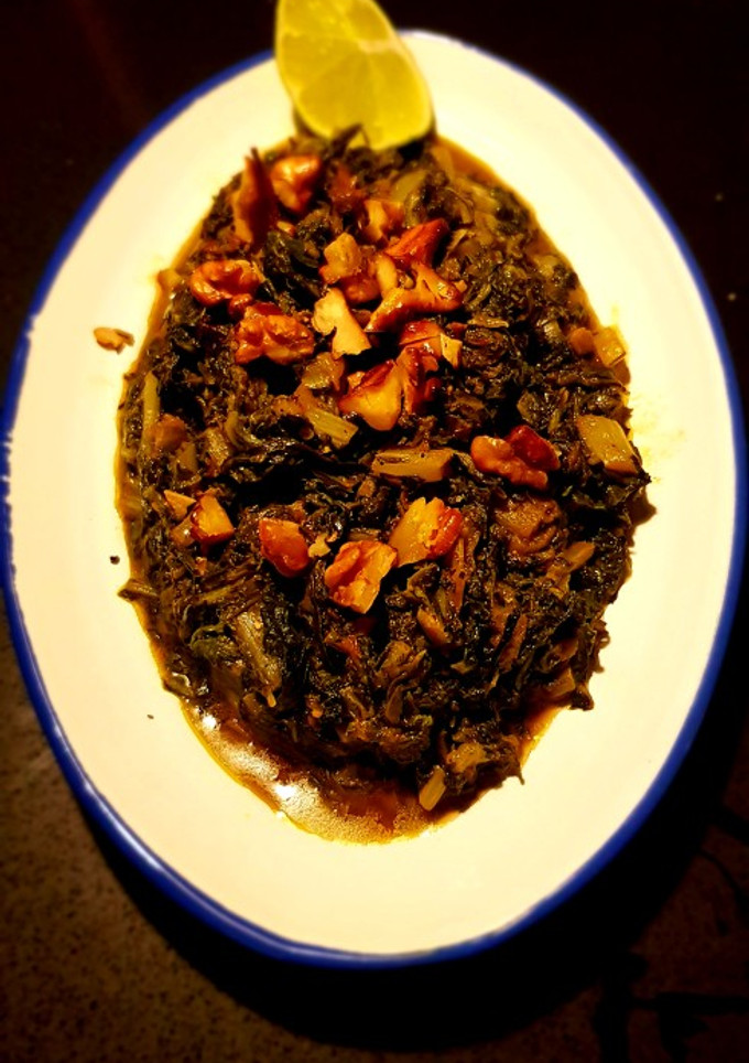 Una foto de Hindbeh: Guiso de acelgas y cebolla caramelizada