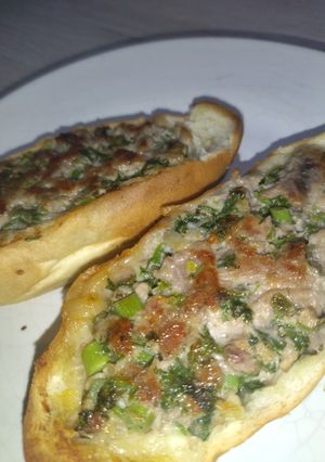 Una foto de Pan relleno de carne y queso 🥩🥖