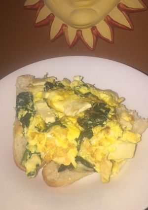 Foto de Ovos mexidos com tofu e espinafres