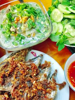 Hình của món Cơm Mẹ Ngày Về (canh bầu sò lụa & cá ồ chiên xả).